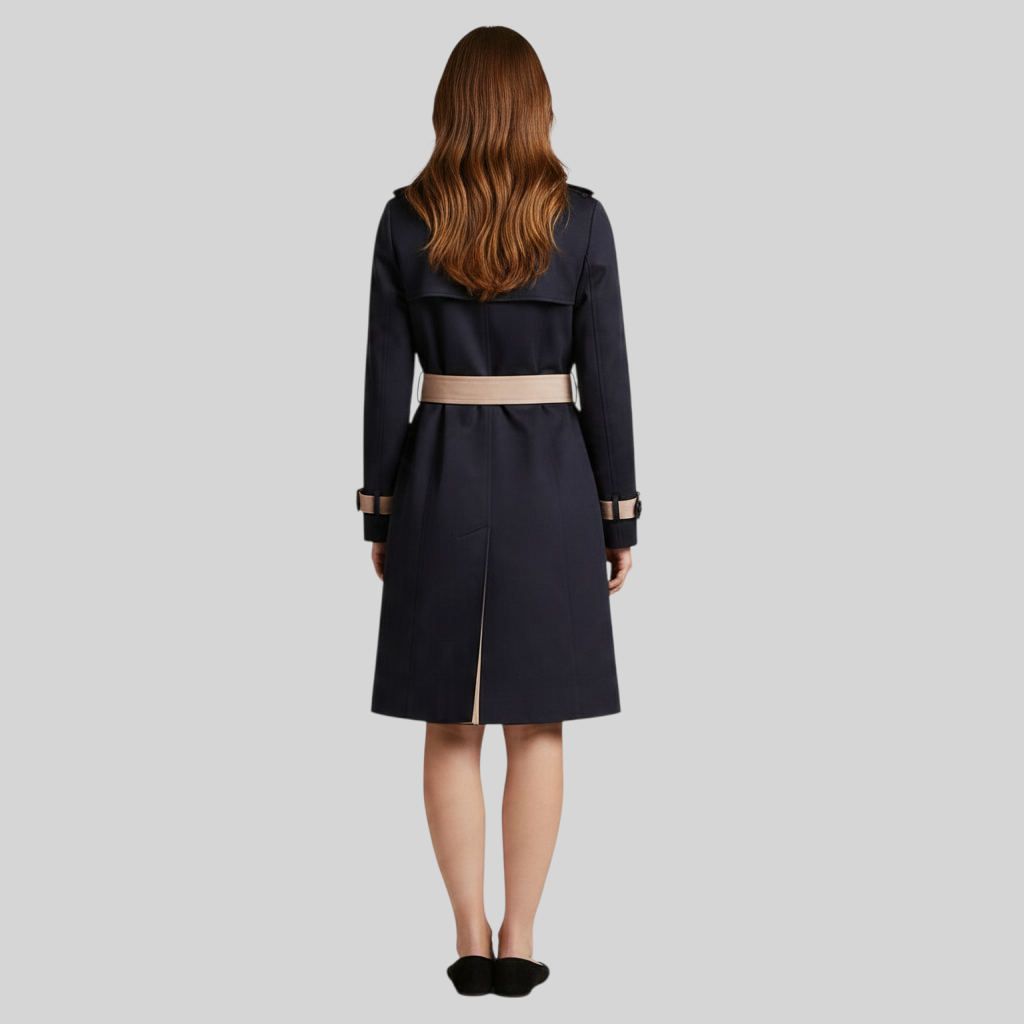 Vista traseira do trench coat Ambra da A minha loja 2 em azul-marinho com cinto e detalhes em creme
