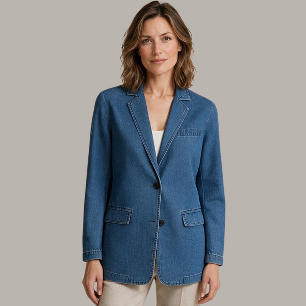 Modelo vestindo blazer jeans azul A minha loja 2 com lapelas clássicas, bolsos com aba e fechamento por botões.