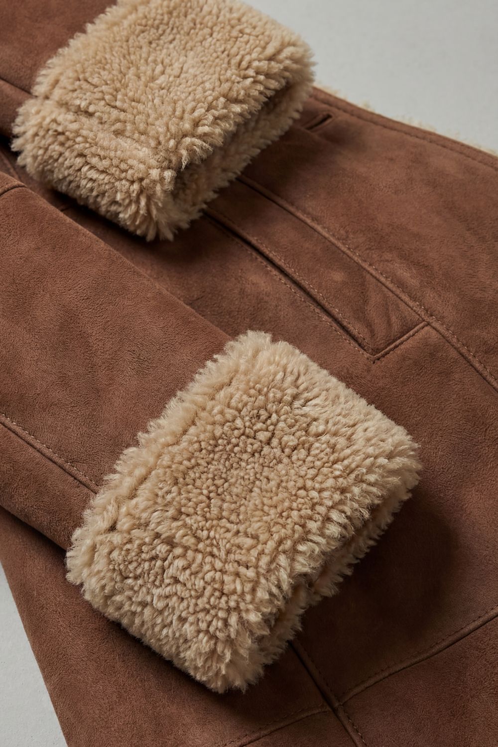 Rosella – Pitkä mokkajäljitelmätakki shearling-vuorella
