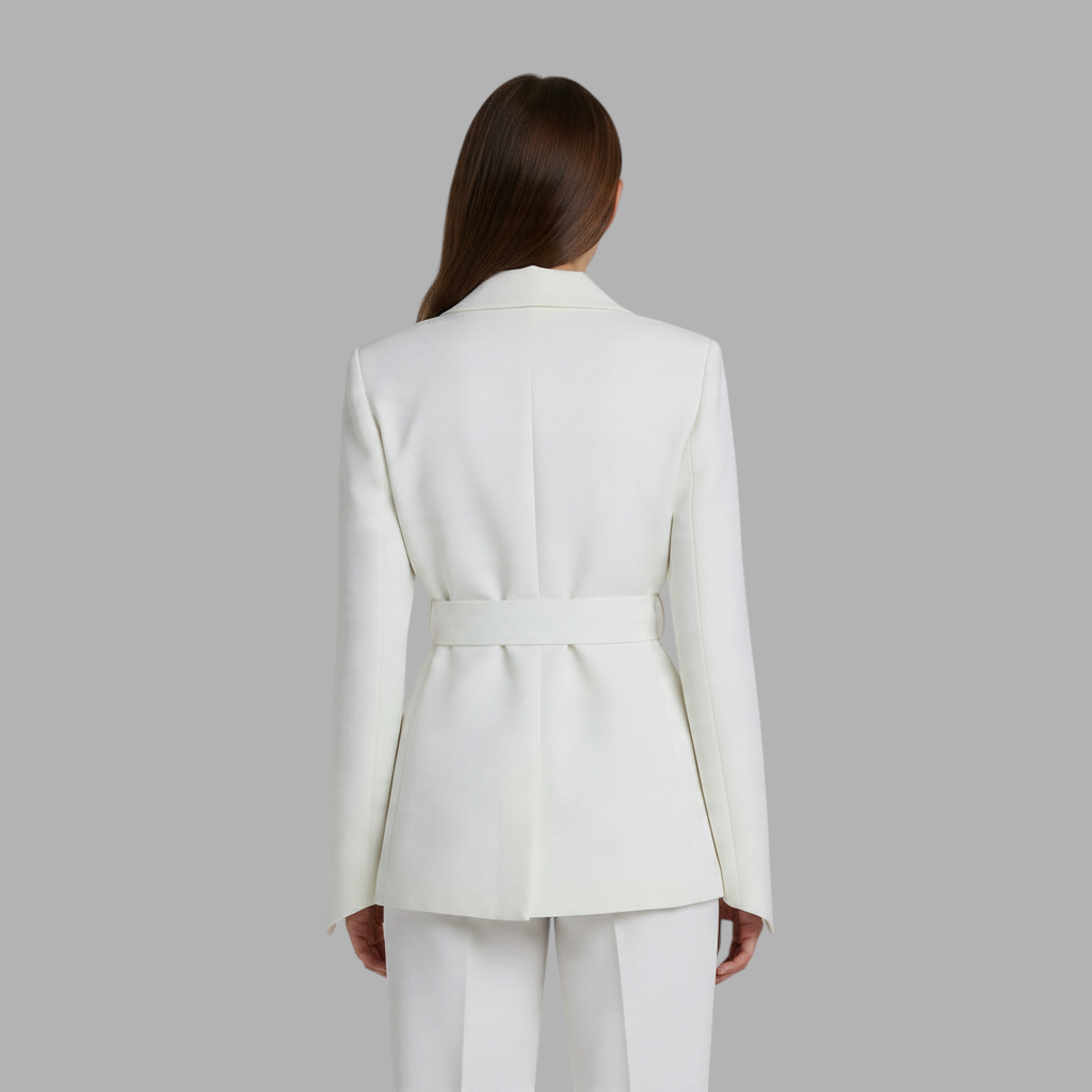 Vista traseira do blazer branco A minha loja 2 com cinto de tecido ajustável e corte estruturado elegante