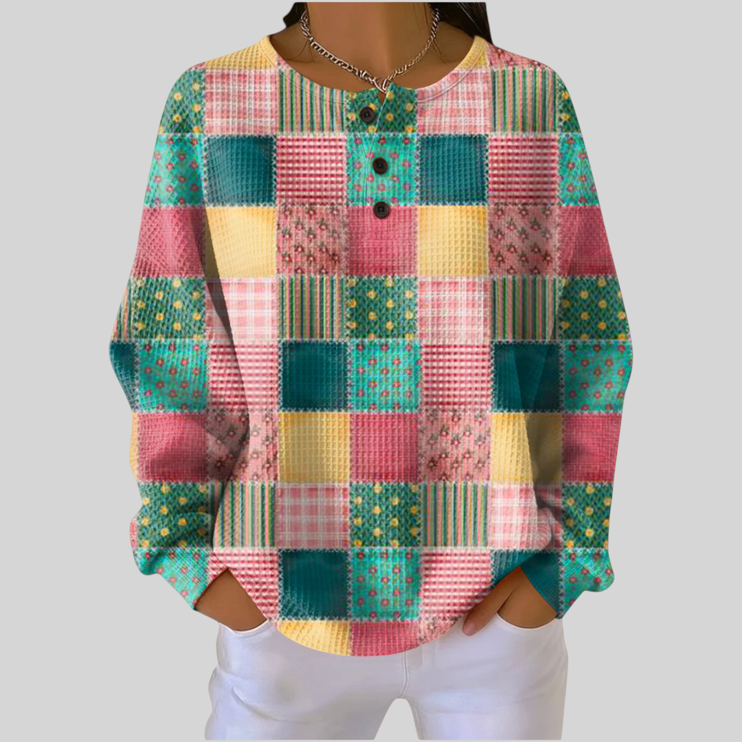Moletom feminino A minha loja 2 com estampa patchwork colorida, gola redonda com botões e tecido texturizado macio.