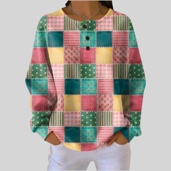 Moletom feminino A minha loja 2 com estampa patchwork colorida, gola redonda com botões e tecido texturizado macio.
