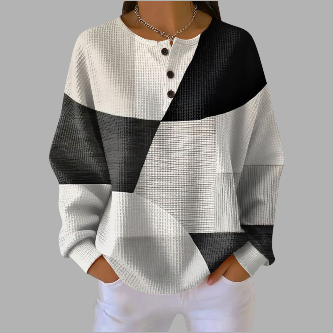 Blusa feminina A minha loja 2 com estampa geométrica em preto e branco, tecido texturizado e gola com botões.