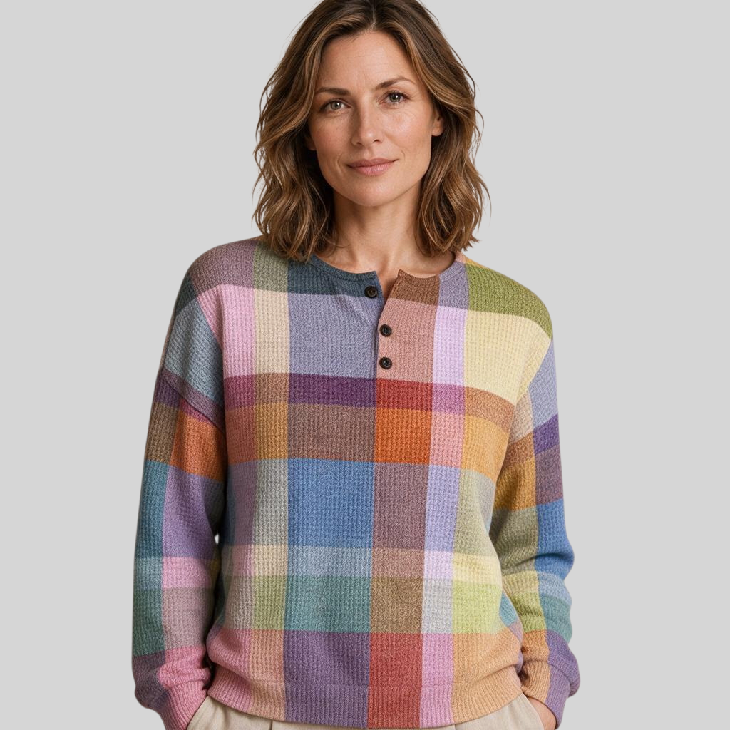 Mulher vestindo blusa A minha loja 2 de manga comprida com estampa xadrez colorida e botões frontais