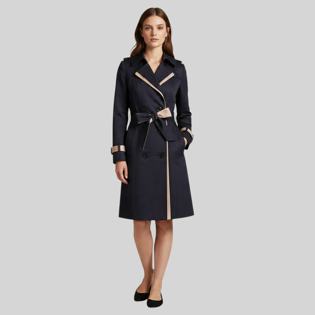 Modelo vestindo trench coat A minha loja 2 azul-marinho com detalhes em creme, abotoamento duplo e cinto na cintura.