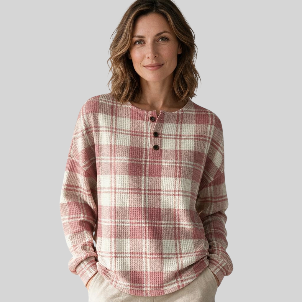 Mulher vestindo blusa de moletom xadrez rosa e branca com botões da marca A minha loja 2, estilo casual e confortável.