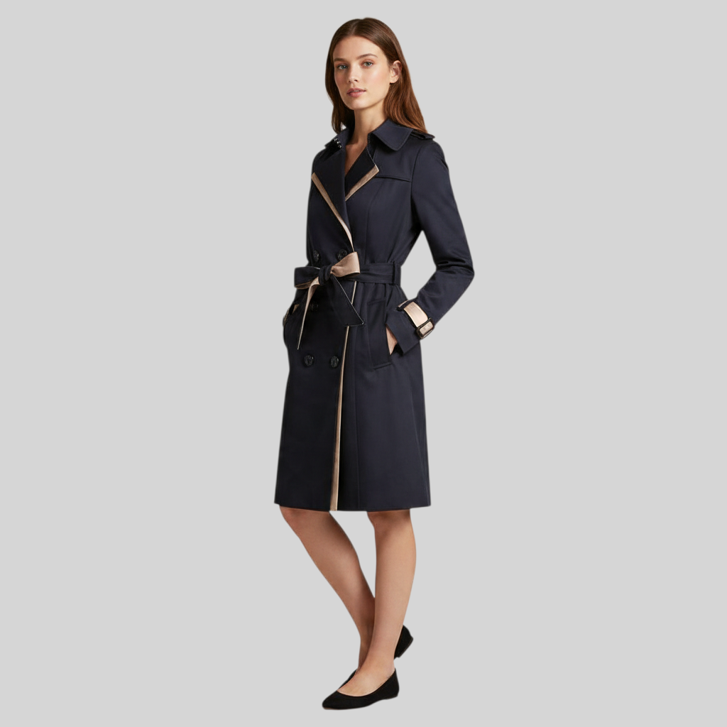 Modelo vestindo trench coat A minha loja 2 azul-marinho com detalhes em creme, cinto na cintura e design elegante.