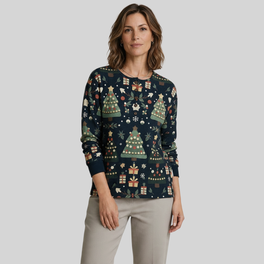 Mulher vestindo blusa de moletom A minha loja 2 com estampa natalina de árvores e presentes sobre fundo azul marinho